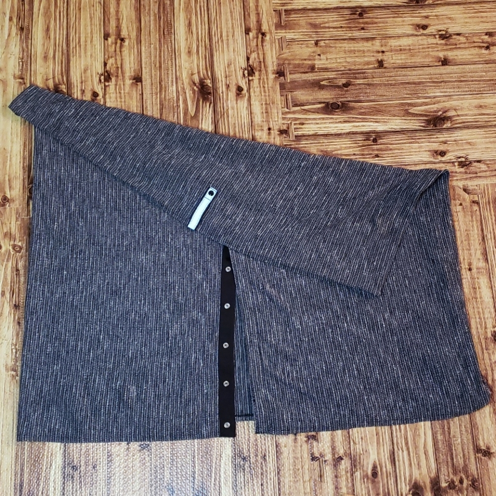 Lululemon Scarf Wrap Vinyasa grey black snap button stretch multi wear